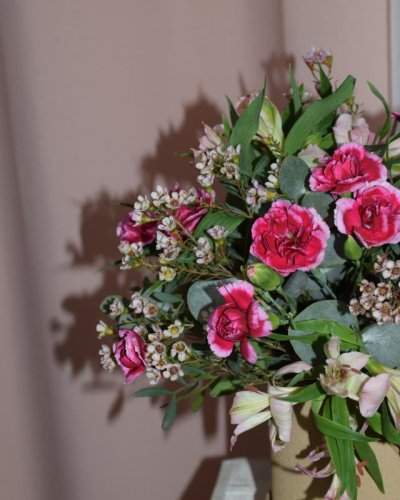 Caja especial de flores fucsias
