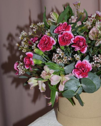 Caja especial de flores fucsias