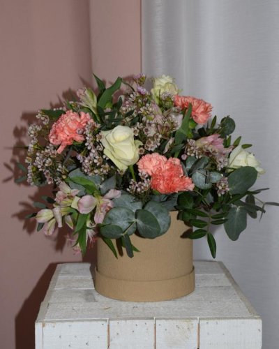 Caja flores en tonos suaves