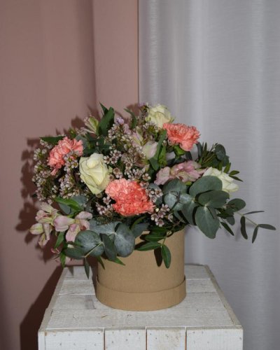Caja flores en tonos suaves