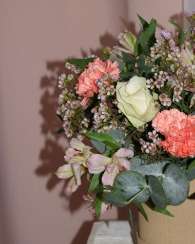 Caja flores en tonos suaves
