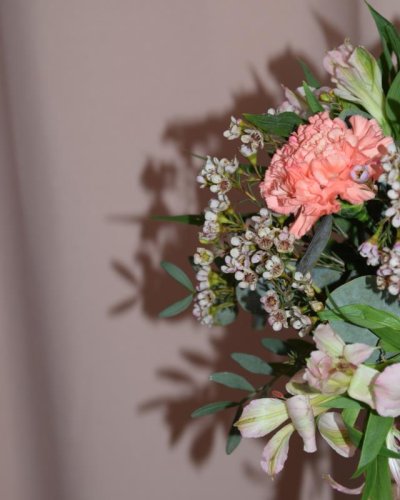 Caja flores en tonos suaves