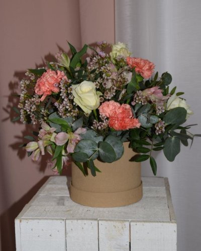 Caja flores en tonos suaves