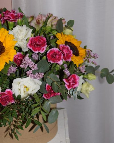 Cesta primaveral sunflowers a todo color